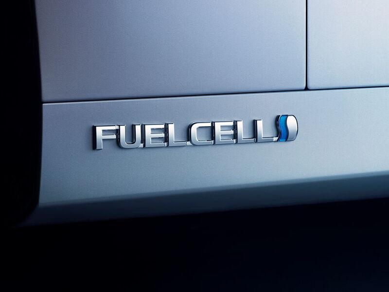 Neben Hyundai und Honda sind die Japner der einzige Hersteller, der ein Serien-Wasserstofffahrzeug mit Brennstoffzelle im Portfolio hat und für jedermann zum Kauf anbietet. (Toyota)