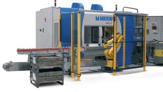 Bild 1: Roboter und Zuführsystem machen aus dem Bearbeitungssystem Ideo 2 eine komplette Fertigungslinie. Bilder: Mikron (Archiv: Vogel Business Media)