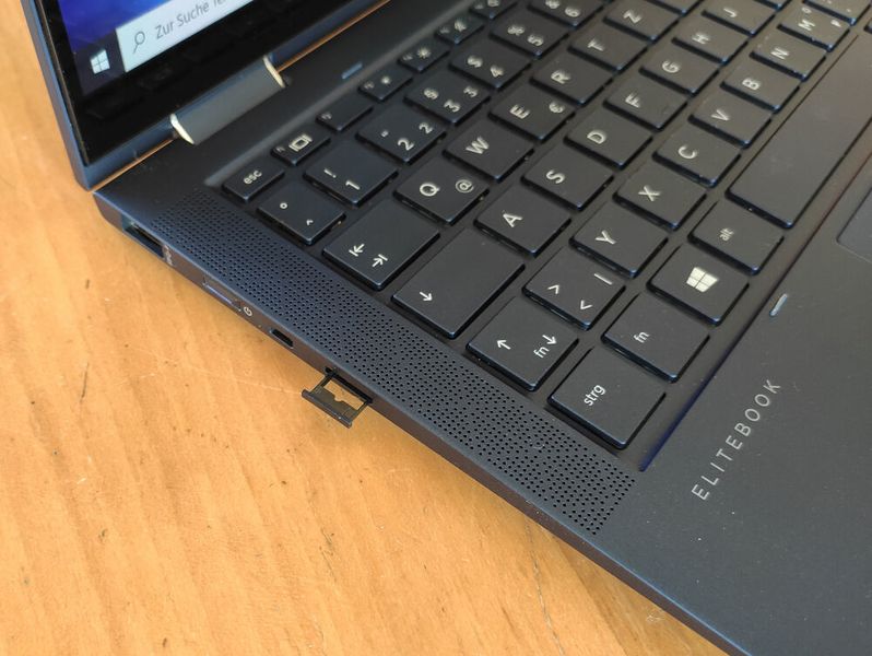 Auf der linken Seite des Dragonfly ist die Halterung für die SIM-Karte des LTE-Moduls untergebracht. Darüber sitzt einer der vier B&O-Lautsprecher. (Vogel IT-Medien)