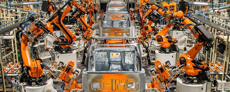 Mit großem Abstand ist die Automobilindustrie weltweit am meisten automatisiert – das zeigt die weltweite Roboterdichte der IFR.(Bild:  Kuka)
