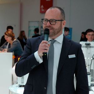 „Das neue Markenbild setzt unser gelebtes Lauda Leitbild in moderner, visueller Form um“, erläutert der Geschäftsführende Gesellschafter, Dr. Gunther Wobser.