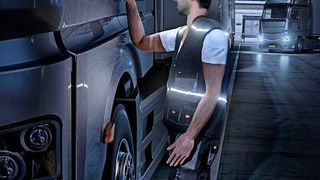 Während der Fahrt lädt der Akku induktiv auf, sobald der Fahrer aussteigt, beginnt die Jacke automatisch zu leuchten. (Continental)