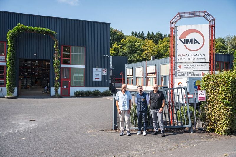 Martin Getzmann, Geschäftsführer VMA-Getzmann, Cemal Kuqi, technischer Verkaufsberater bei igus, und Christian Getzmann, Geschäftsführer VMA-Getzmann (v.l.n.r.) freuen sich über die erfolgreiche Zusammenarbeit. (Bild: igus GmbH)