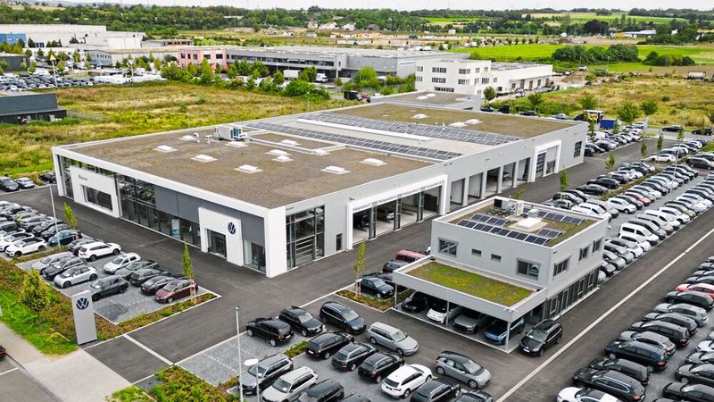 Avemo ist der neu Star unter den großen Autohändlern. Er ist entstanden aus der Fusion der vier Autohausgruppen Marnet, Göthling & Kaufmann, Best Autofamilie und Gelder & Sorg, die einen der zehn größten Gruppen in Deutschland geschaffen haben. Im Bild das Volkswagen-Autohaus der Marnet-Gruppe in Mainz-Kastel. Es ist der neueste Standort der Avemo Group. (Bild: Avemo)