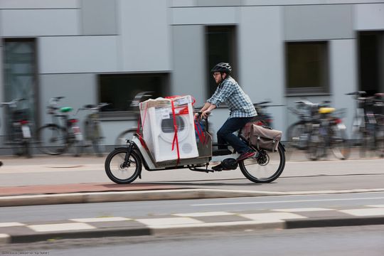 Ein Wäschetrockner auf flotter Fahrt mit dem „Packster 80“ von Riese + Müller durch Göttingen. Ein Wäschetrockner auf flotter Fahrt mit dem „Packster 80“ von Riese + Müller durch Göttingen.
