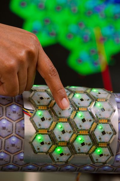An der Technischen Universität München entsteht künstliche Haut für Roboter. (A. Heddergott / TUM)