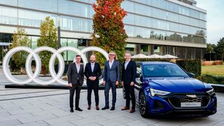 Präsentierten sich geschlossen: (v. l.) Alexander Sauer-Wagner, Sprecher der Geschäftsführung des Händlerverbands, Thomas Ippendorf, Leiter Audi-Vertriebsorganisation Deutschland, Christian Schowalter, stellvertretender Vorsitzender des Händlerverbands und Sprecher Beirat Audi, sowie Philipp Noack, Leiter Vertrieb Deutschland bei Audi.
 (Bild: Audi/Bernd Hartung)