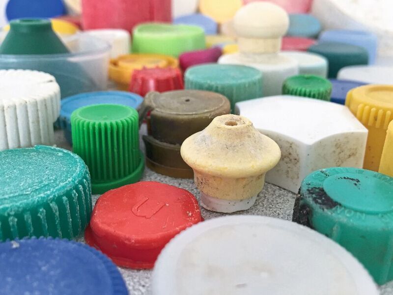 Flaschendeckel von Wasch-, Putz- und Reinigungsprodukten, gefunden am Strand.  (Fraunhofer UMSICHT/Leandra Hamann)