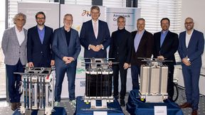 Beim Projektabschluss am 26. März 2026 in Dettingen an der Erms zeigten die Partner von von H2Sky ihren neuentwickelten Brennstoffzellen-Stack für die Luftfahrtindustrie. (Bild: Gaby Höss | Aerostack GmbH)