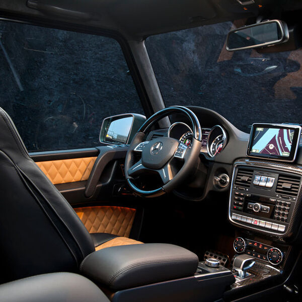 Der Innenraum des AMG hebt sich unter anderem mit Leder und Carboneinlagen von der Standard-G-Klasse ab. (Mercedes-Benz)