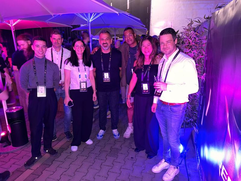 (v. l.) Joshua Grabia, Marcus Helmig, Anne Frohlich und Ünal Özcan (Cyberport), Yannick Leeflang und Amanda Chen (DDC) und Maik Friedrich (Cyberport) (Bild: Vogel IT-Medien)