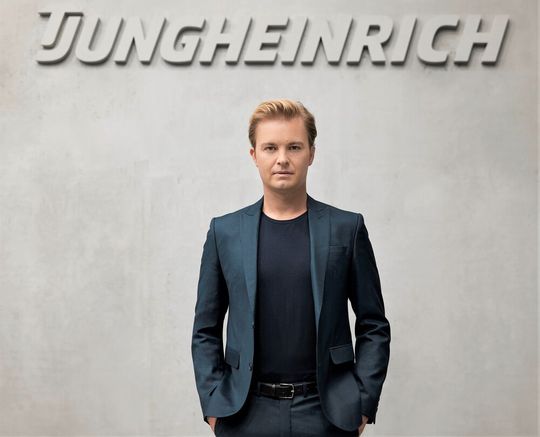 Jungheinrich startet durch! Und zwar mit Nico Rosberg als Markenbotschafter, für eine globale Werbekampagne, die unter dem Motto „We`re the Intralogistics Pioneers“ laufen wird. Hier mehr Details ...(Bild:  Jungheinrich)