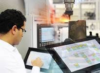 Bild 1: In der Fabrik der Zukunft arbeiten Mensch und Systeme Hand in Hand. (Bild: Fraunhofer IPK)