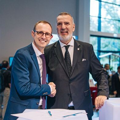 Dirk Schrödter (l.) und Steffen Schütz bei der Unterzeichnung der Kooperationsvereinbarung. (Bild: TMDI)