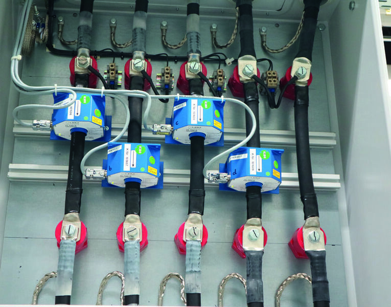 Die Strommessung erfolgt mit einem Nullfluss-Stromwandler (blaue Komponenten). Drei Wandler messen den Strom zwischen dem dreiphasigen Ausgang des Wechselrichters und dem Last-Emulator. Ein Wandler (rechts) misst den Strom,  der vom Batterie-Emulator in den Wechselrichter fließt. (ZF Friedrichshafen)