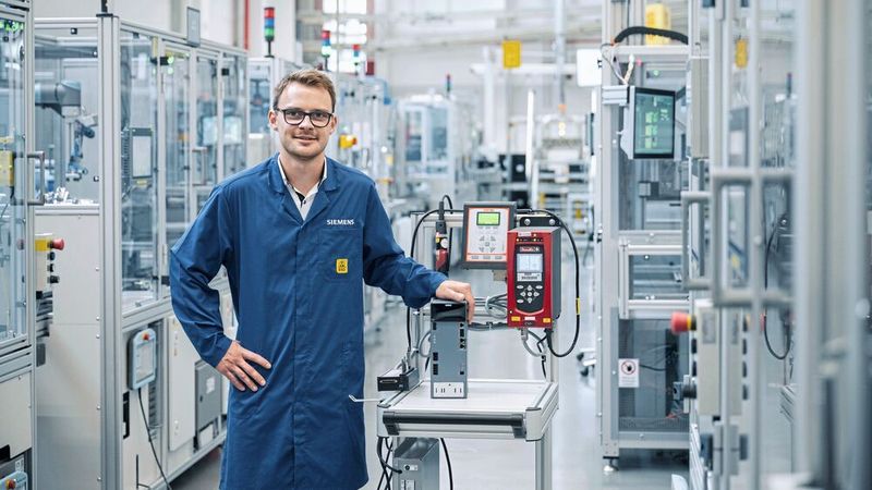 Circular Repair Services von Siemens unterstützen Unternehmen auf ihrem Weg zu einer Kreislaufwirtschaft, indem sie nicht funktionierende Geräte Instand setzen, Ressourcen optimieren und Verschrottung reduzieren können.(Bild:  Siemens AG)