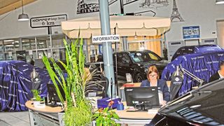 Für die Gebrauchtwagen steht bei Köpper eine eigene großzügige Ausstellungshalle zur Verfügung. (Bild: v. Maltzan)