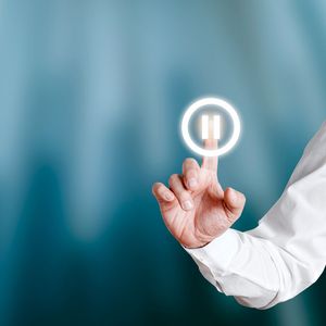 Erst denken, dann reden​! Egal ob Rede oder Dialog – bevor Sie überstürzt einen Satz beginnen, halten Sie kurz inne. Legen Sie sich ihre Worte zurecht und werden Sie sich über ihre Argumente klar. Durch eine deutliche und ruhige Sprechweise wird Kompetenz vermittelt und Inhalte wirken überzeugender. Falls eine längere Pause entsteht, entfernen Sie sich kurz von dem Gespräch und weisen Sie darauf hin, dass Sie Ihre Gedanken ordnen wollen. (Bild:  © Cagkan – stock.adobe.com)