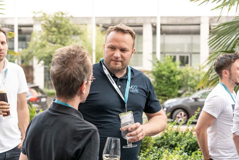 Matthias Döbele (Döbele IT) im Gespräch mit Sebastian Welsch (H22) (v.l.) (Bild: Synaxon)