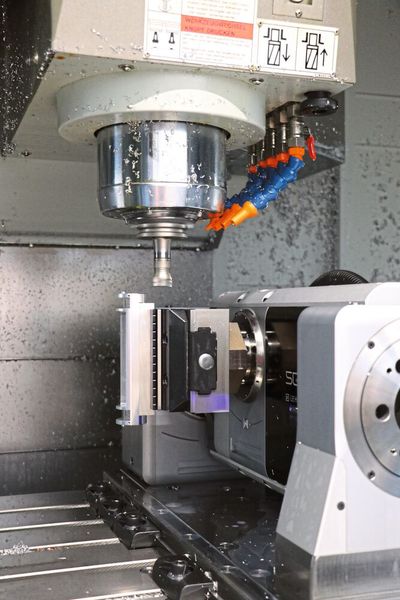 Durch die 5-Achs-Bearbeitung – ob angestellt oder simultan – ist jedes Teil in zwei Aufspannungen fertigbearbeitet. (Bild: PL Lehmann)