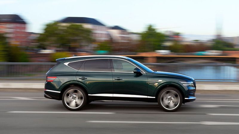 Der 304 PS starke 2,5-Liter-Benziner hat mit dem schweren Auto keine Mühe, macht ihn aber auch nicht zum Sportler. (Bild: Genesis)