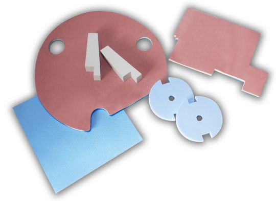 Die gezielte Ausbreitung der Wärme von Akkuzelle zu Zelle bzw. zur Kühleinrichtung oder Außenfläche verbessern exakt konfigurierte Materialien wie Wärmeleit-, Phasenwechsel-, Isoliermaterial.(Bild:  Dr. Dietrich Müller GmbH)