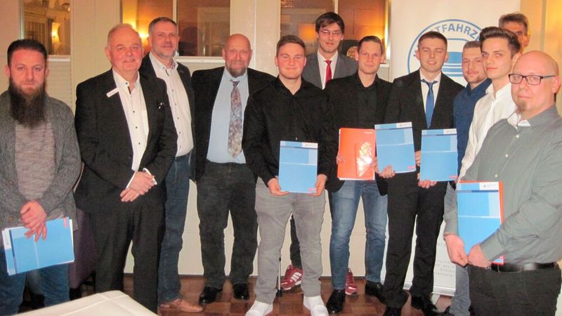 In der Kfz-Innung im Kreis Plön gibt es acht ausgebildete Junggesellen im Beruf des Kraftfahrzeugmechatronikers mehr. Auf der Freisprechungsfeier in Dammdorf bei Preetz konnten die stolzen Junggesellen im Beisein ihrer Familien und Ausbilder aus den Händen von Obermeister Claus-Henrick Estorff (2. v. r., hintere Reihe) und dem Vorsitzenden des Gesellenprüfungsausschusses der Innung, Andreas Schmalz (4. v. l.), ihre Prüfungszeugnisse in Empfang nehmen. Als Innungsbester wurde Jonas Endrulat (Ausbildungsbetrieb Kim Schnathmeier, Ascheberg) für seine hervorragenden Leistungen in der Abschlussprüfung besonders ausgezeichnet. Seinen Dank richtete der Obermeister auch an die Mitglieder des ehrenamtlichen Prüfungsausschusses der Innung.  (Bild: Kfz-Innung Plön)