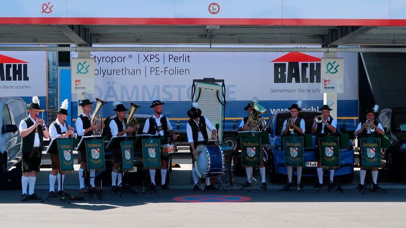 Musikalische Untermalung der rustikalen Art darf in Niederbayern nicht fehlen. Zur Eröffnung des Mobility Hubs war die Stadtkapelle Pöcking angetreten. (Bild: Diehl – VCG)