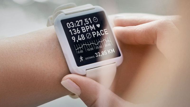 moneo macht die Produktion so transparent wie eine Smartwatch den Lauf und zeigt Abweichungen sofort an.(Bild:  ifm electronic)