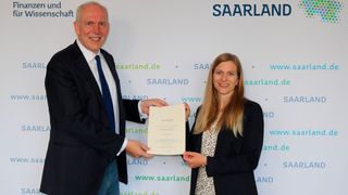 Dr. Andrea Volkamer mit Minister Jakob von Weizsäcker am Tag der Ernennung (©Ministerium der Finanzen und für Wissenschaft Saarland)