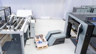 „FC Load“ bei Heidelberger Druck beim Zurücksetzen der Palette mit einem Papierstapel. (IBG)