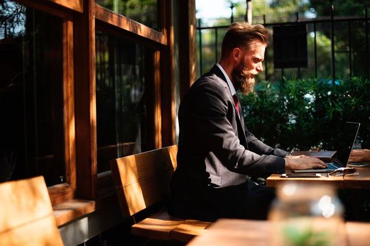 Menschen bleiben Menschen – das sollten sich Führungskräfte im digitalen Zeitalter immer wieder ins Bewusstsein rufen. Menschen bleiben Menschen – das sollten sich Führungskräfte im digitalen Zeitalter immer wieder ins Bewusstsein rufen.