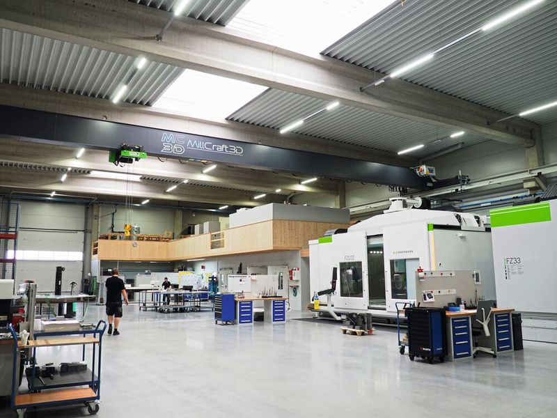 Ende 2023 zog MillCraft 3D in ein neues Gebäude. Die Produktionshalle ist hochmodern, energieeffizient, vollklimatisiert und bietet Platz für Wachstum. (Bild: F. Zimmermann GmbH)