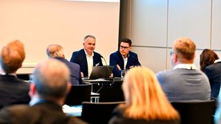 Schuler präsentiert sich und das Neueste aus Göppngen auf der Euroblech 2024 in Hannover. Hier sehen wir Martin Drasch (links), den neuen Vorsitzenden der Geschäftsführung bei einer Pressekonferen: „Die Lage ist nicht ideal, aber wir haben auch wichtige Aufträge verbuchen können.“ (Bild: Schuler)