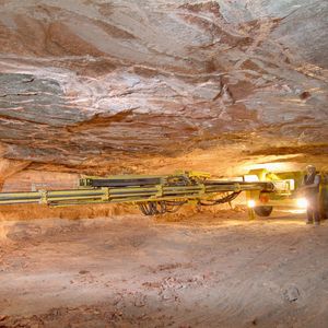 Die Gewinnung der natürlichen Rohsalze erfolgt durch Sprengung. Computergesteuerte Bohrwagen treiben mit höchster Präzision Löcher in das Gestein, die anschließend mit Sprengstoff befüllt werden.(Bild:  K+S)