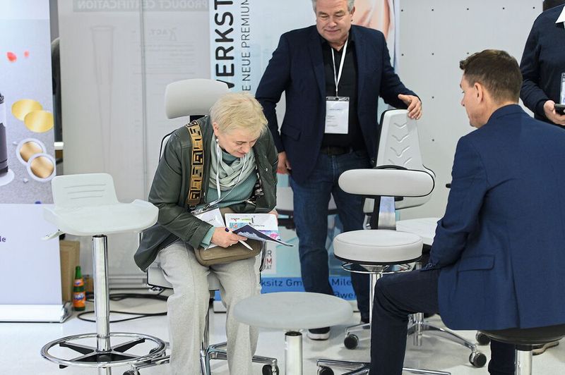 Eine Pause darf zwischendurch auch mal sein. Zum Beispiel bei der Werksitz GmbH, die zahlreiche Hocker und Stühle zum Probesitzen dabei hat.    Mehr Infos zu den kommenden LAB-SUPPLY-Messen finden Sie auf www.lab-supply.info (Bild: Stefan Stark)