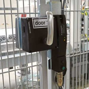 Ein Schutzzaun mit Sicherheitszuhaltung stellt eine klassische Absicherung von Roboterarbeitsplätzen dar.(Bild:  Schmersal)