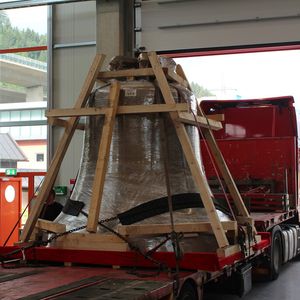 Die 15,5 Tonnen schwere Glocke wurde von Gebrüder Weiss per Sondertransport von Innsbruck nach Triest transportiert.