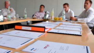 Die Jury des Internet Sales Awards 2016, bestehend aus Mitgliedern der Redaktion »kfz-betrieb« sowie Vertretern der Partner Bank Deutsches Kraftfahrzeuggewerbe (BDK) und Mobile.de, traf kürzlich zusammen, um die Gruppe der diesjährigen Top-Betriebe auszuwählen. (Untch / Vogel Business Media)