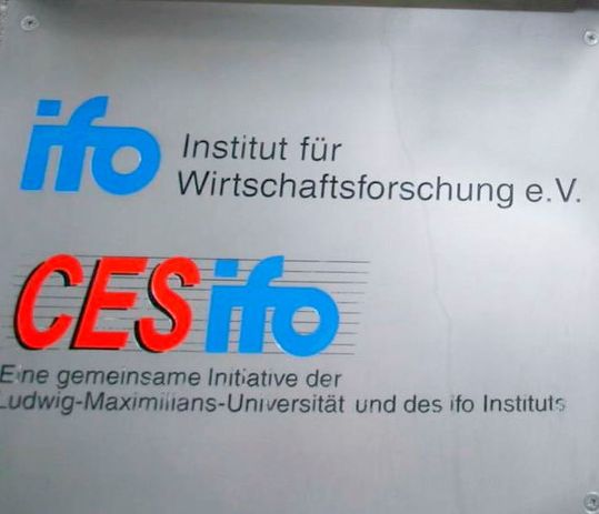 Das Ende des Iran-Krieges scheint nah. Und auch andere Effekte könnten laut Prognose des Ifo-Instituts aus München dazu führen, dass die Konjunktur in Deutschland besser verläuft, als bisher angenommen ...(Bild:  Ifo-Institut)