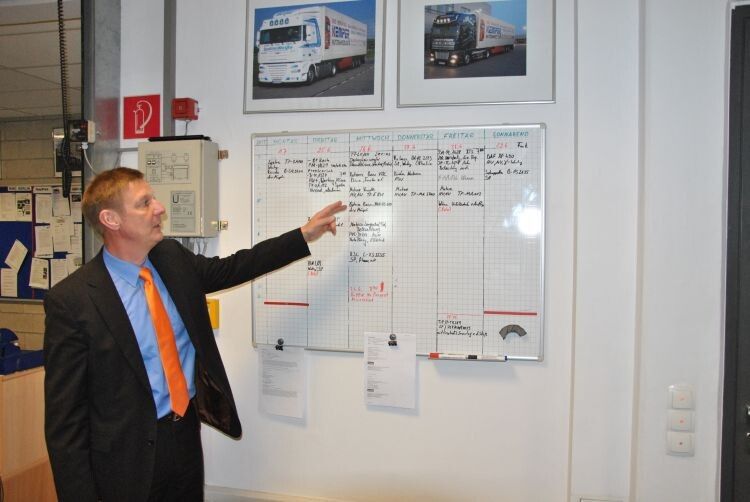 Geschäftsführer Uwe Hanneken erläutert mit viel Herzblut seine Servicekonzepte. Ein Beispiel sind die langfristigen Kundentermine. Und kurzfristig kann jeder Kunde einfach kommen. (Foto: Dominsky)