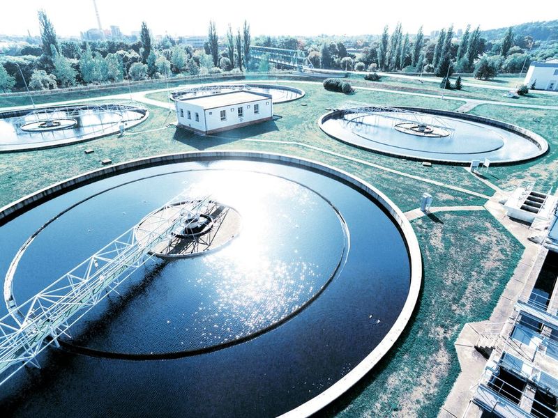 Multi-Level-Frequenzumrichter unterstützen Applikationen, die hohe Drehfeldfrequenzen erfordern. Unter anderem ermöglichen sie eine deutliche Effizienzsteigerung von Turboverdichtern und -kompressoren, die beispielsweise in der Abwasseraufbereitung zum Einsatz kommen. (Bild: © Adobe Stock/Kletr)