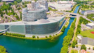 Das Europäische Parlament in Straßburg berät derzeit über den AI Act. Das Gesetz soll die Regeln für den Einsatz von Künstlicher Intelligenz in der EU festlegen. (Bild: © nikitamaykov - stock.adobe.com)
