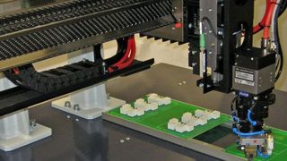 Mit CFK-Achsen steigert Schunk die Effizienz dieses Bestückers im doppelten Sinn: Es wird Energie eingespart und die Produktivität des Bestückungsautomaten erhöht. Bild: Schunk (Archiv: Vogel Business Media)