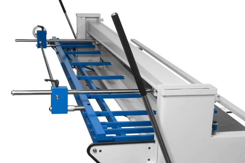 Der mechanische Kipptisch der HS-Modelle sorgt für einen reibunglosen Weitertransport der Blechabschnitte zur neu entwickelten Blechrutsche. (Bild: Schröder)