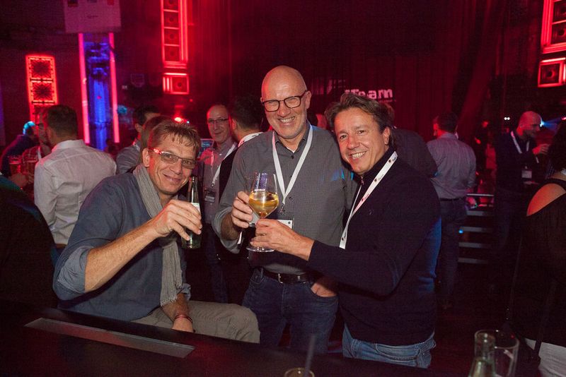 Robert Weininger (v. l., pegasus), Stefan Nacke (amexus) und Zoran Trajkovic (Indusys GmbH) stoßen auf den Abend an. (Astrid Piethan)