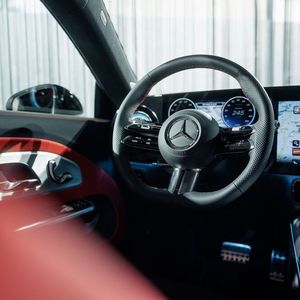 Das Cockit entspricht dem der Limousine.(Bild:  Mercedes-Benz)