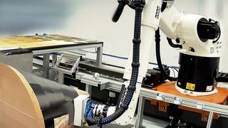 Der Münchener Automatisierungexperte Cevotec nebst Partnern will den Prozess des Fiber Patch Placements zur Herstellung von Faserverbundbauteilen im Rahmen eines geförderten Projektes drastisch beschleunigen und manuelle Handgriffe quasi eliminieren. (Cevotec)