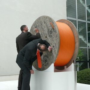 Bevor die Ölflex-Kabeltrommel auf Weltreise geht, konnte noch jeder Lapp-Kabel-Mitarbeiter und die Gäste der Hausmesse seine persönlichen Glückwünsche auf der Kabeltrommel verewigen. Bild: Juliana Schulze