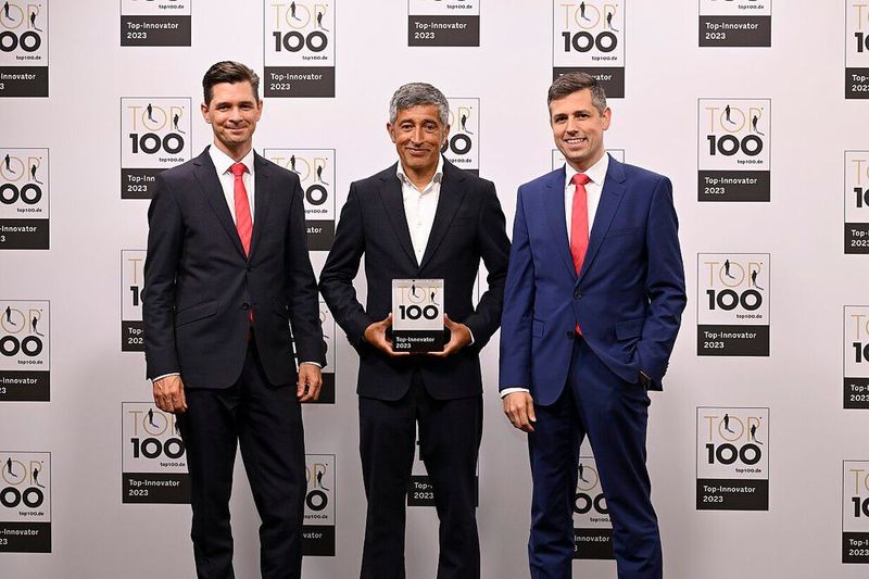 Rittal betreibt laut eigenen Angaben eine der modernsten Schaltschrankfertigungen der Welt. Es produziert bis zu 8.000 Kompaktschaltschränke pro Tag, wobei täglich 18 Terabyte Daten entstehen. Das „Oncite Digital Production System“ harmonisiert, analysiert und macht die Daten transparent, wodurch ein digitales Abbild der Fertigung entsteht. So können einzelne Prozesse maximal optimiert werden. Von links: Philipp Guth (Chief Technology Officer), Raphael Görner (Executive Vice President Business Unit Energy and Power Solutions). (Bild: KD Busch/compamedia)